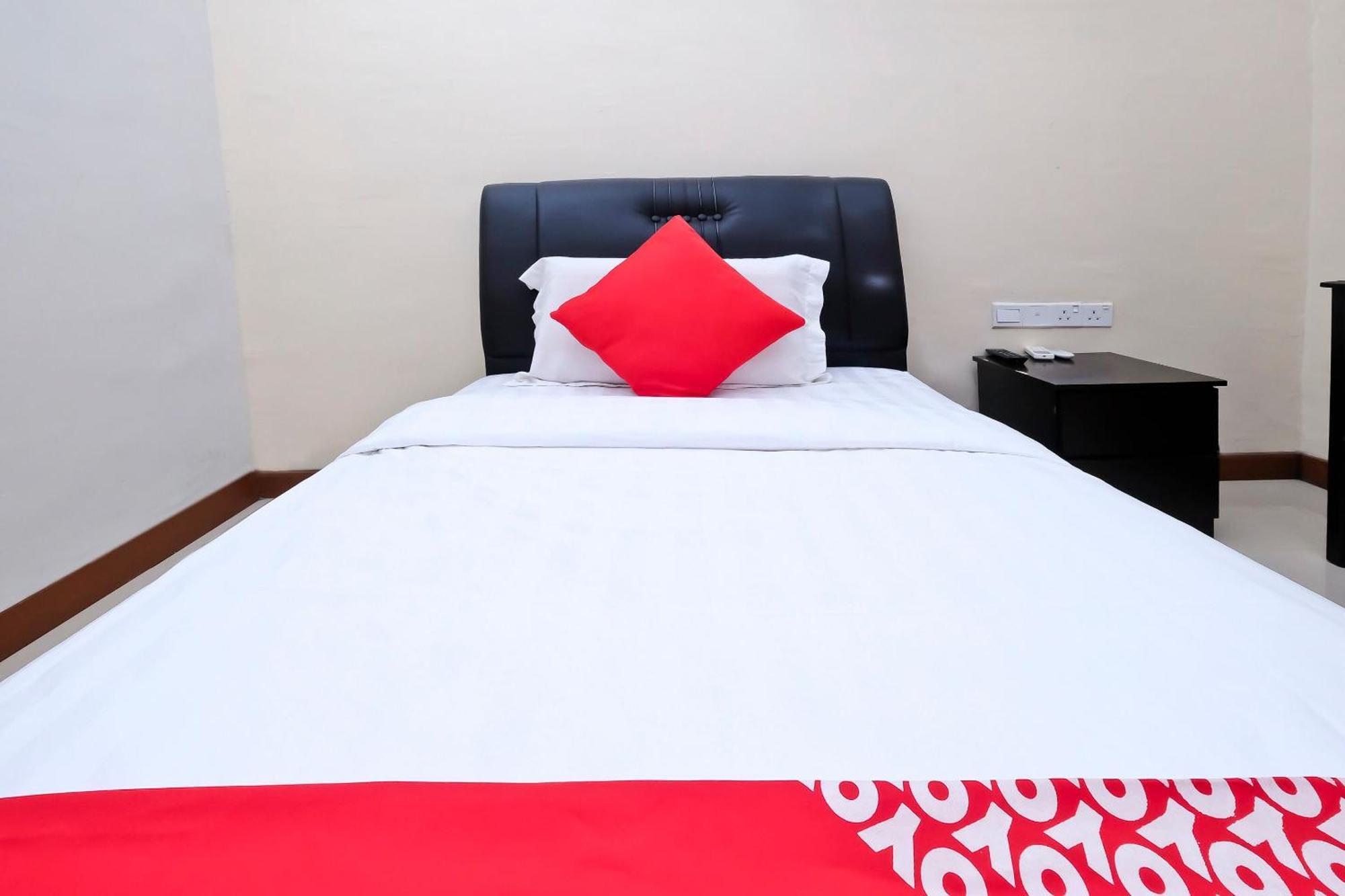 OYO 714 Arina Hotel Bangi Buitenkant foto